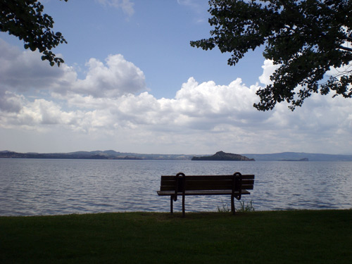 [Immagine: Montefiascone.Il%20Lago%20di%20Bolsena-%...sconeg.jpg]